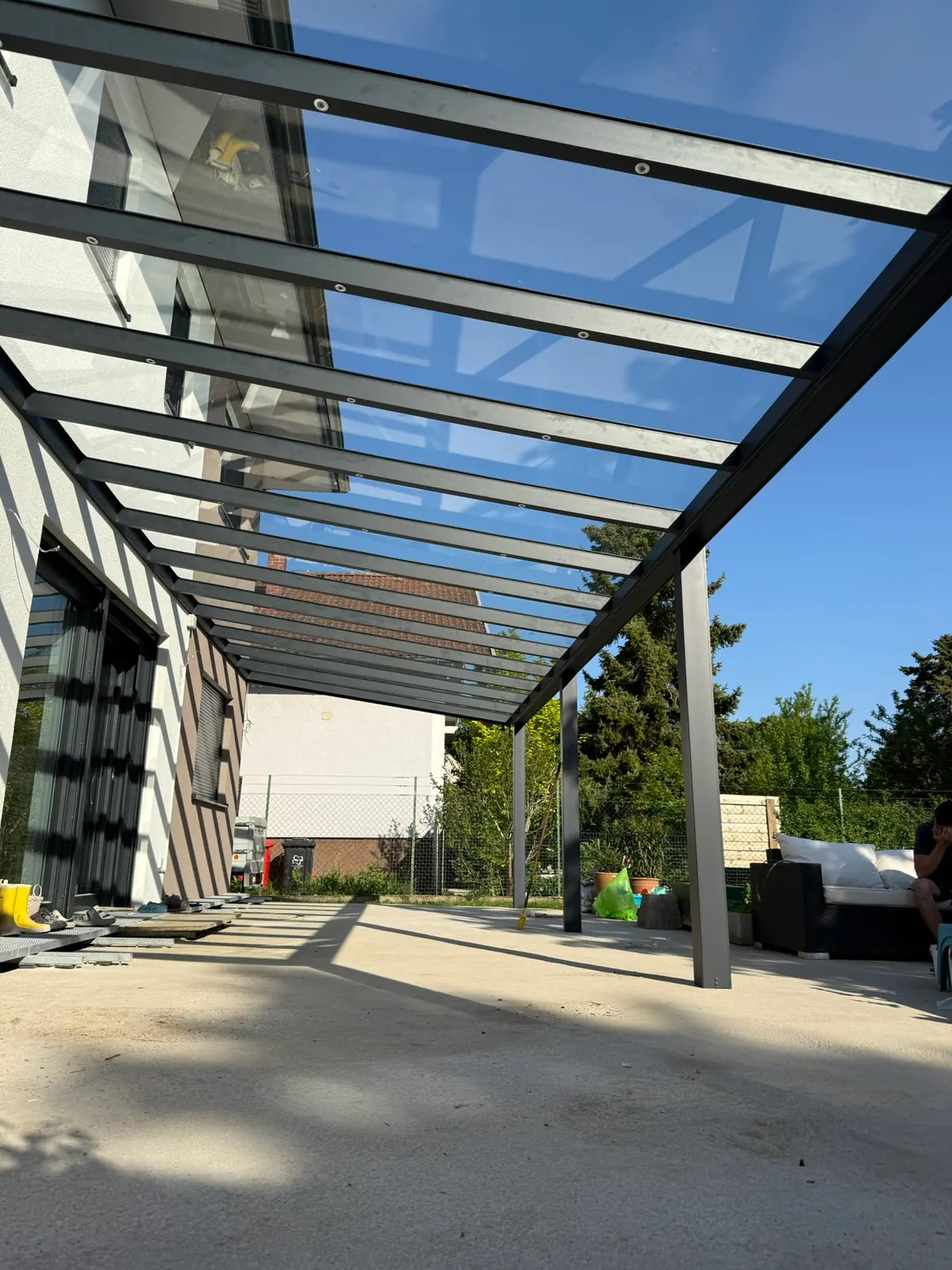 Blick unter das Glasdach einer Terrassenüberdachung in Anthrazit