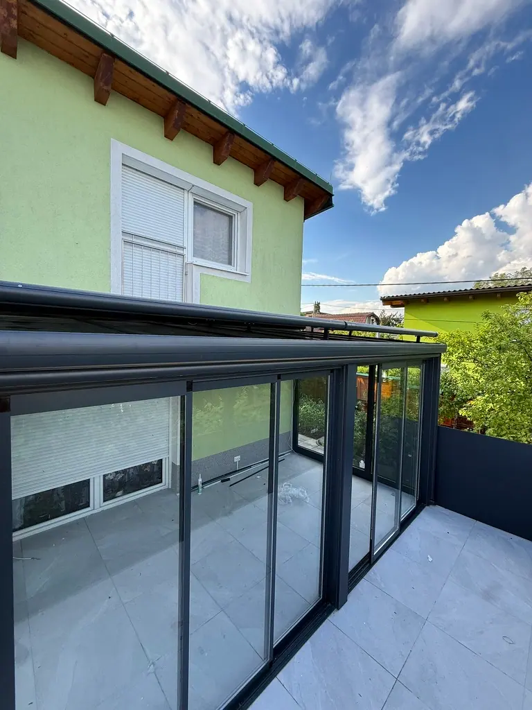 Glasschiebewand unter einer Terrassenüberdachung an einem Einfamilienhaus