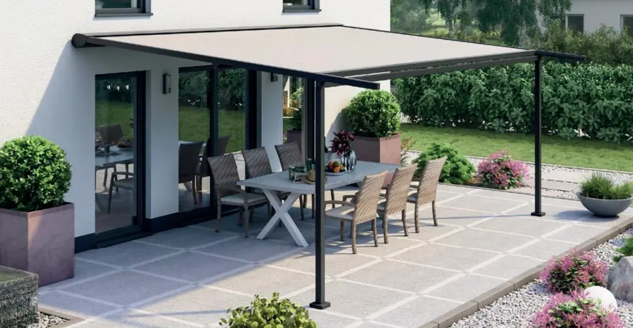 Pergolamarkise mit hellem Tuch über einer Terrasse mit Esstisch