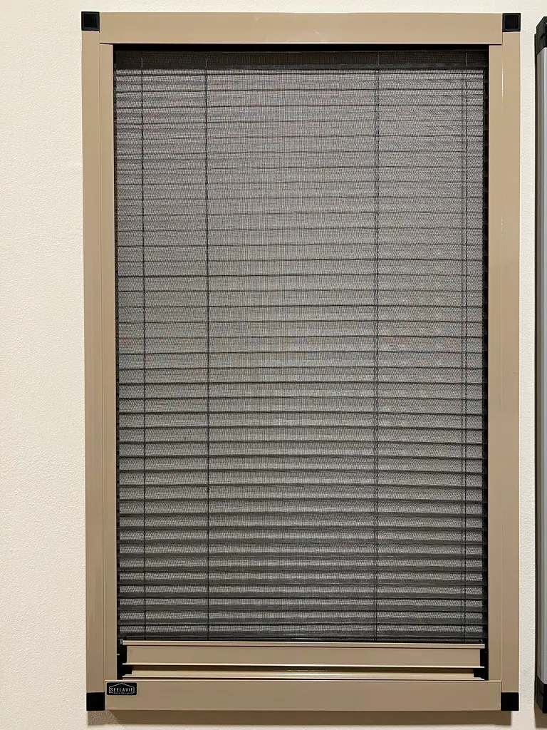 Plissee-Fliegengitter an einem Fenster