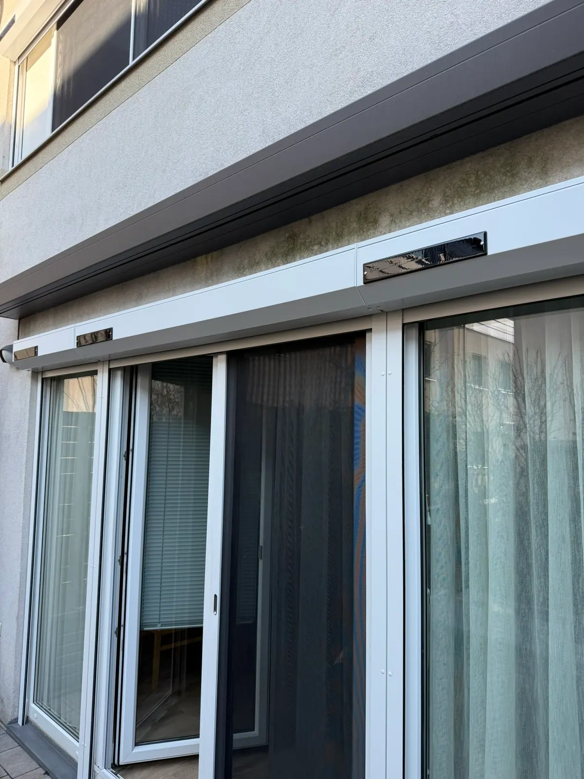 Rollladenkästen über den Fenstertüren eines Wohnhauses
