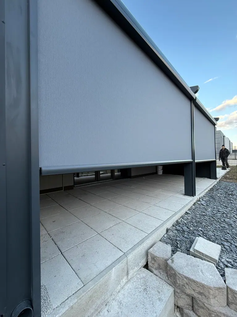 Senkrechtmarkise an einer Terrassenüberdachung