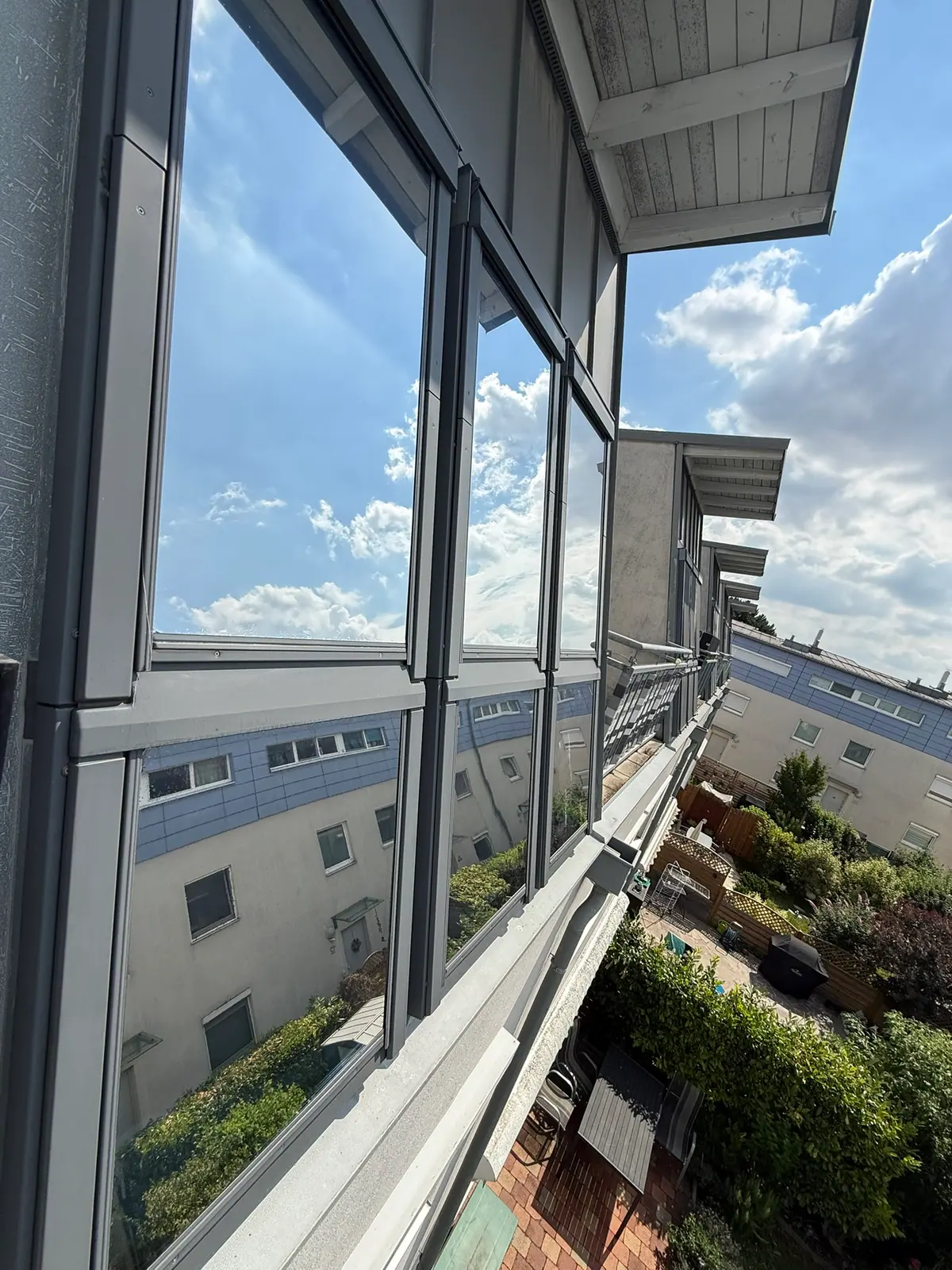 Glasfront eines Wohnhauses mit Sonnenschutzfolie
