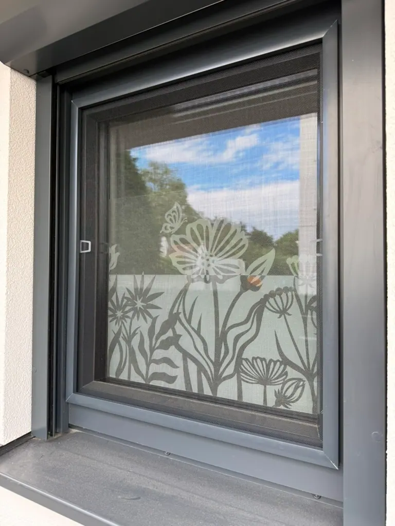 Fliegengitter-Spannrahmen in Anthrazit in einem Fenster
