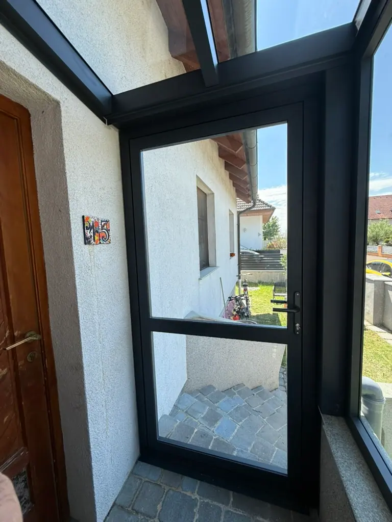 Windfang von innen mit Glastür vor der Haustür