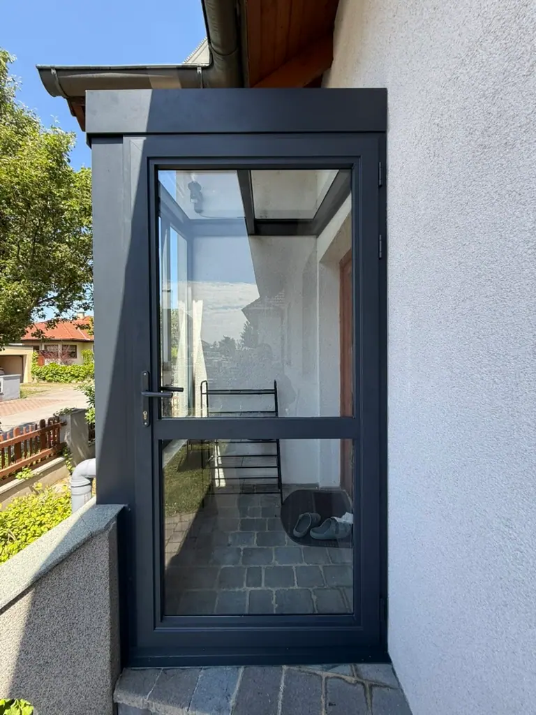 Schmaler Windfang aus Glas am Hauseingang