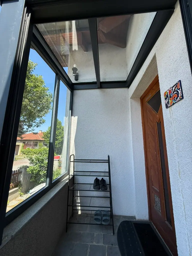 Windfang von innen mit Schuhregal neben der Haustür