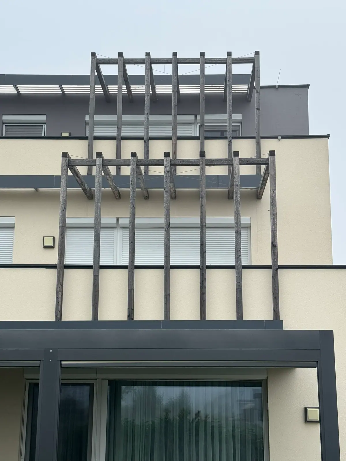 Vorher: Dachterrasse mit Holzpergola ohne Dach
