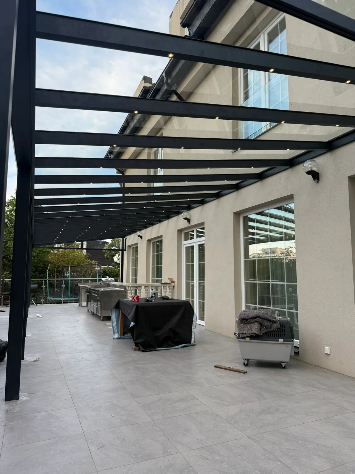 Terrassenüberdachung mit Glasdach an einem Einfamilienhaus